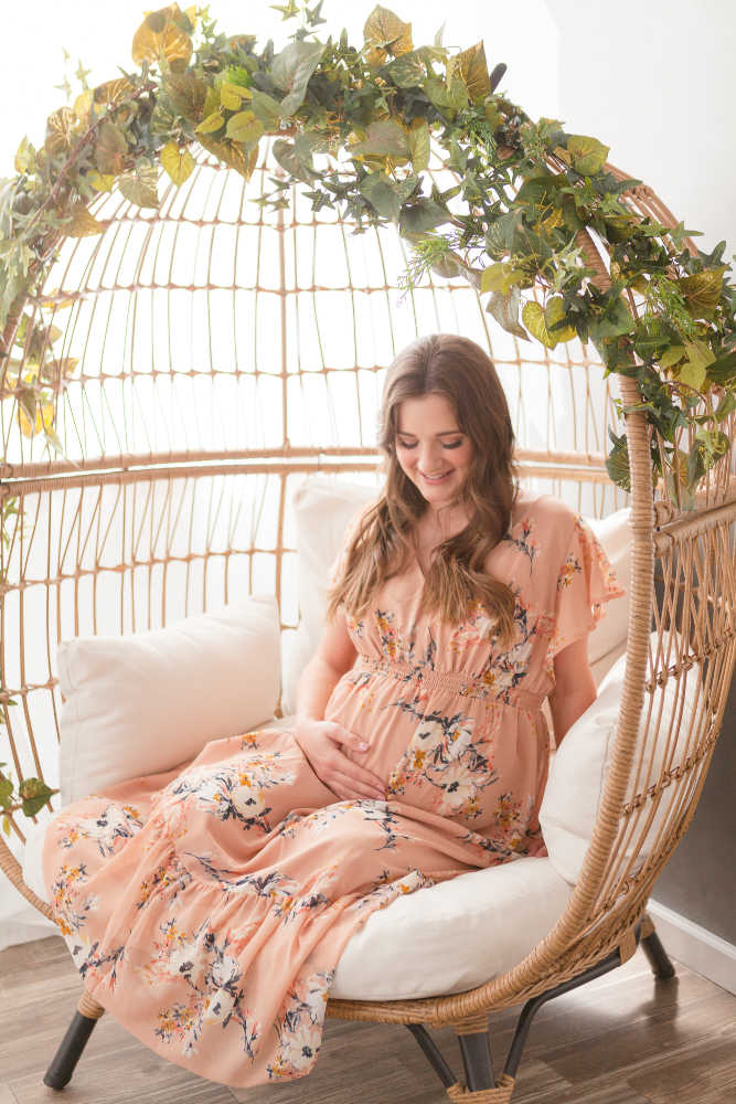 beautiful egg chair maternity session